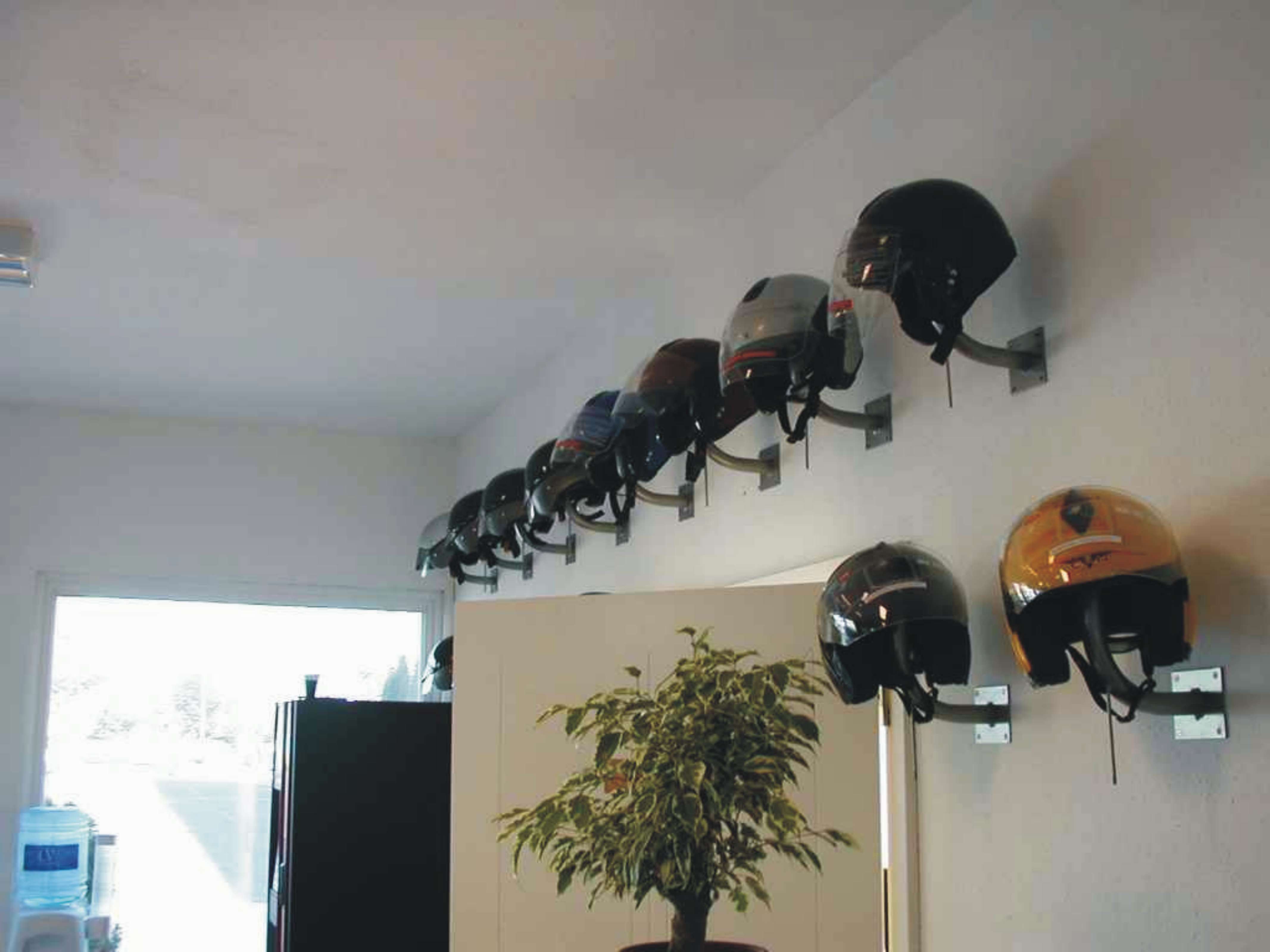 Buk�sisak bemutat� fali kar